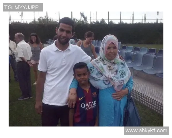 足球明星背后的辛酸故事与荣耀对比揭示职业生涯的艰辛与挑战